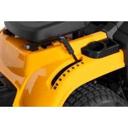 Dźwignia ustawiania wysokości koszenia w traktorku Stiga Tornado 398 M, zbliżenie na mechanizm regulacji.