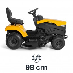 Traktor Stiga Tornado 398 M sfotografowany z prawej strony, duże opony, masywna konstrukcja